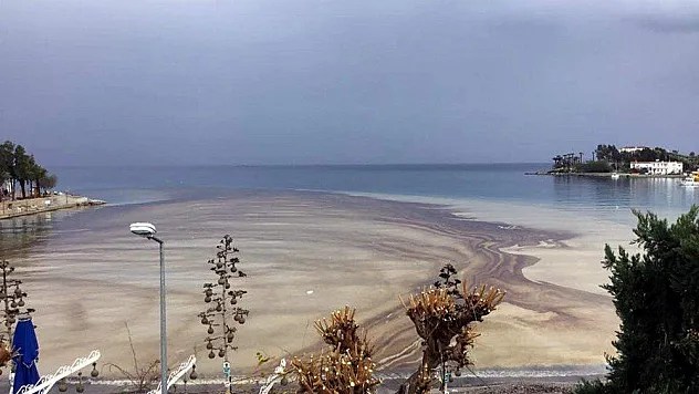 Datça'da denize sızan yakıt geniş bir alana yayıldı