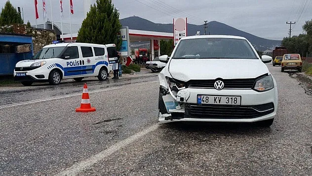Milas'ta iki otomobil çarpıştı 1 yaralı
