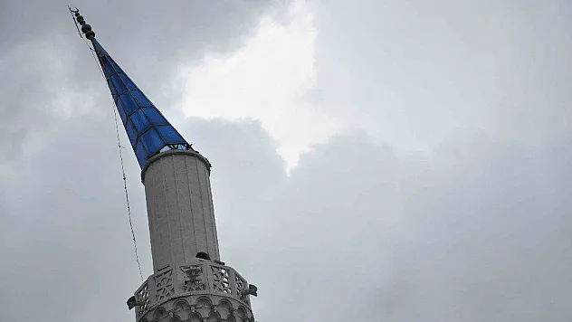 Fırtına minareye zarar verdi