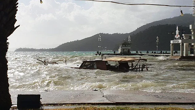 Göcek'te gezi teknesi battı