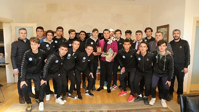 Liseli futbolculardan Başkan Kocadon'a ziyaret