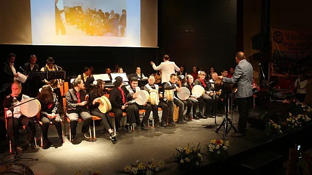 Down sendromlu çocuklardan sahne performansı