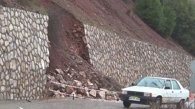 Marmaris'te şiddetli yağış etkili oluyor