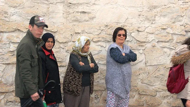 Sabah kalktıklarında otomobillerini enkaz altında buldular