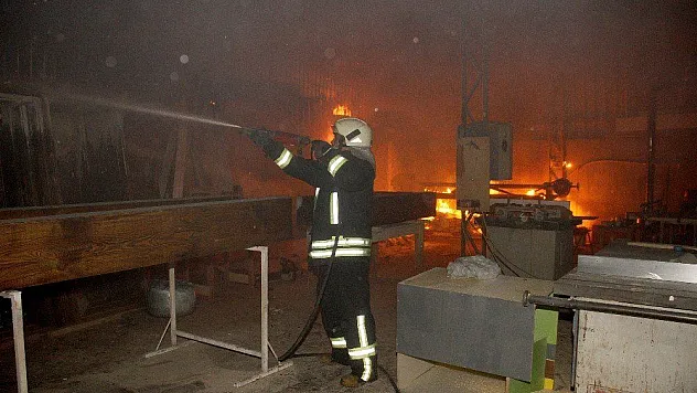 Mobilya atölyesinde çıkan yangın korkuttu