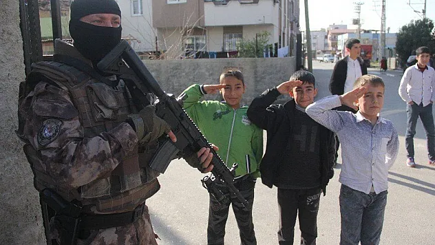 Çocuklar polisi asker selamıyla karşıladı, polis PKK yazılarını ay yıldız ile kapattı