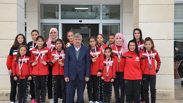 Köyceğiz Belediyespor bayan güreşçilerinden madalya yağmuru
