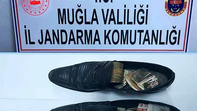 Ayakkabı içinde uyuşturucu taşırken yakalandı