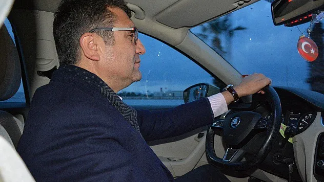 Belediye Başkan adayı taksi şoförü oldu