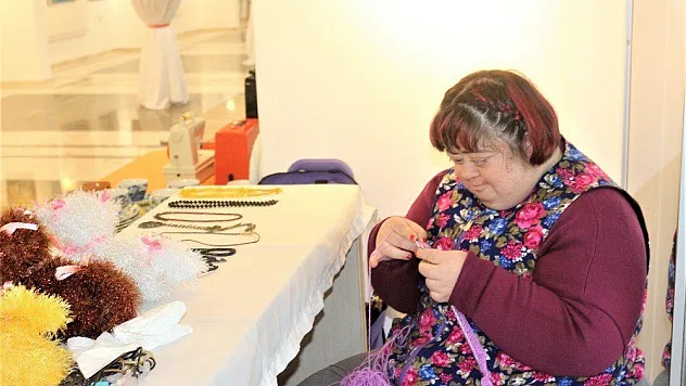 Down sendromlu Ece yaptığı elişi ürünleri satarak annesine ev almak istiyor