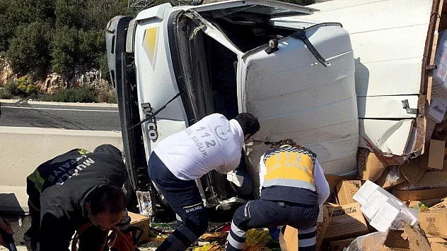 Araçta sıkışan iki kişi AKS ekiplerince kurtarıldı