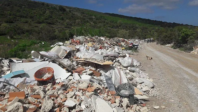 Datça'da doğaseverler çöp yığınlarıyla dolan derelerin temizlenmesini istiyor