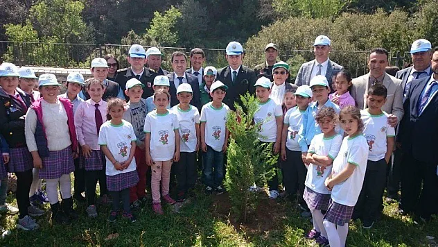 Datça'da protokol ve öğrenciler fidanları toprakla buluşturdu
