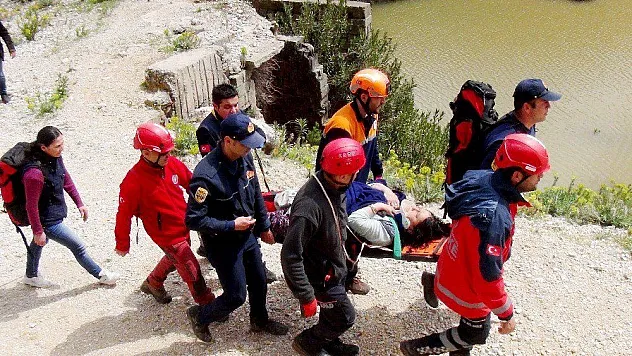 Uçuruma düşen kadın çobanı çalılar kurtardı