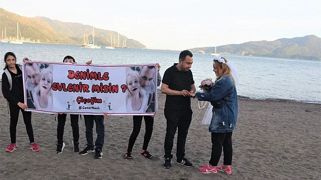 Dünyaca ünlü plaj, sürpriz evlilik teklifine ev sahipliği yaptı
