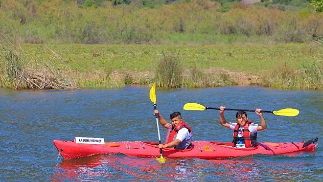 Öğrenciler deniz kaplumbağaları için kürek çekti