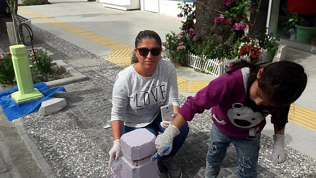 Minikler trafik dubalarını boyadı