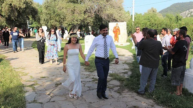 Heykel müzesinde tanıştılar, heykel müzesinde nikah masasına oturdular