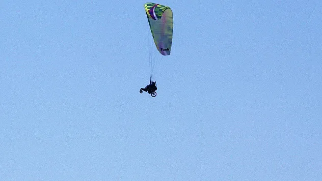 Yamaç paraşütü tutkusu engelinin önüne geçti