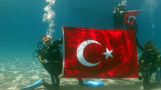 100.yılda deniz dibinde Türk bayrağı açtılar