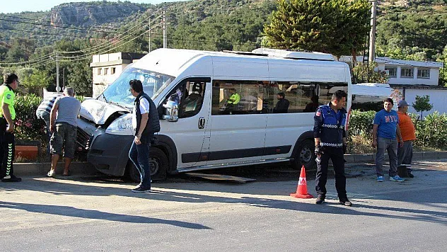 Öğrenci servisi direğe çarptı: 7 yaralı