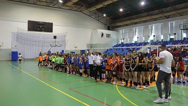 Marmaris'te 'Mini Voleybol Şenliği' yapıldı