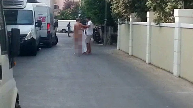 Çırılçıplak dolaştı