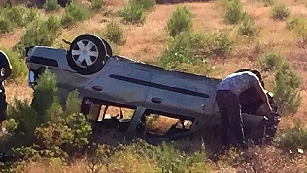 Bariyere çarpan otomobil tarlaya uçtu: 1 ölü, 4 yaralı