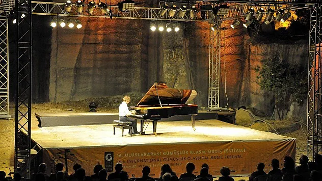 İtalyan piyanist Francesco Libetta notalarla taş ocağını inletti