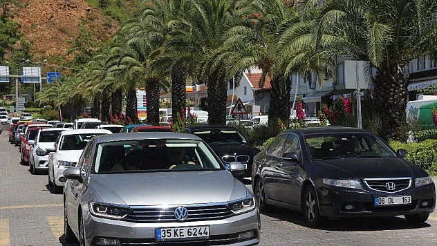 Akın akın geliyorlar, kentte trafik durma noktasına geldi