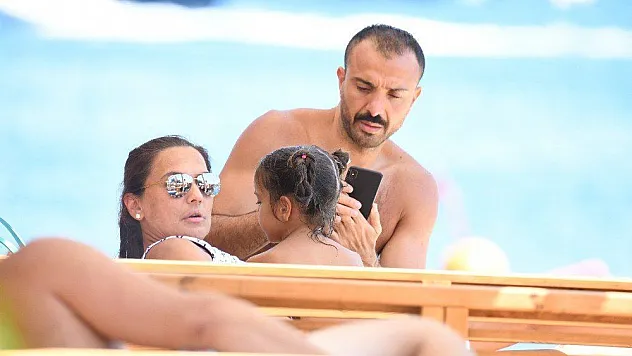 Akalın, bayram tatilini şezlongda geçirdi