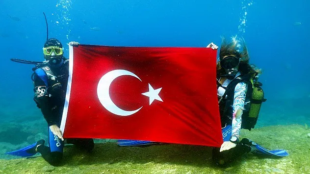 Büyük zaferin 97. yılını deniz dibinde kutladılar