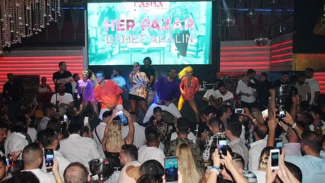 Demet Akalın Bodrum'da güneş gözlükleriyle sahne aldı