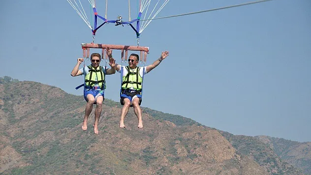 Engelliler vatandaşlar paraşütle uçmanın keyfini yaşadı