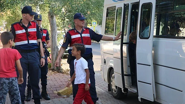 Jandarma'dan okul önlerinde 'Huzur ve Güven' uygulaması