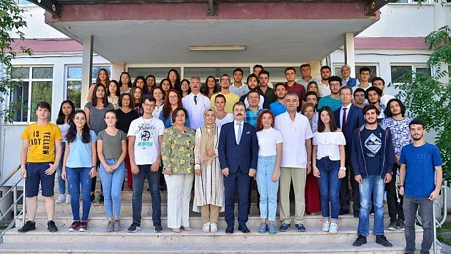 Diş hekimliğinin ilk öğrencileri ders başı yaptı