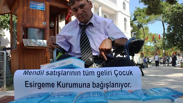 Engelline aldırmadan kimsesiz çocuklar için sokakta mendil satıyor