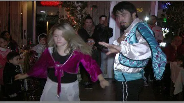 SAHİL BANDINDA GECE BOYU EĞLENCE (görüntülü)