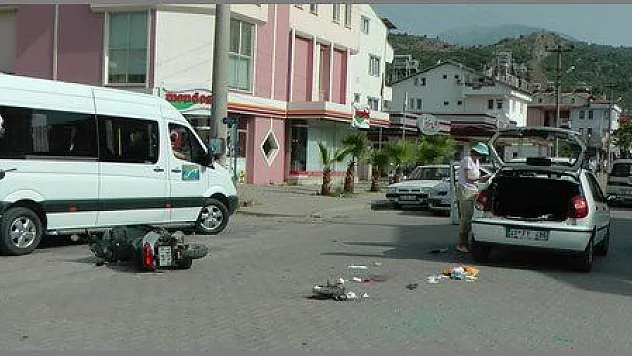 MOTOSİKLET ARACA ÇARPTI