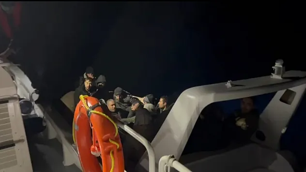 22 düzensiz göçmen kurtarıldı, 39'u yakalandı