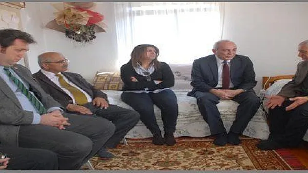 CHPLİ MİLLETVEKİLLERİ ŞEHİT AİLESİNİ ZİYARET ETTİ