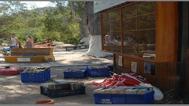  TÜRKİYENİN PLAJDAKİ TEK KÜTÜPHANESİDE YOK EDİLDİ (görüntülü)