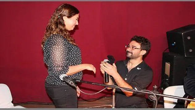  ADEM KAZAN KONSERİNDE EVLENME TEKLİFİ (görüntülü)