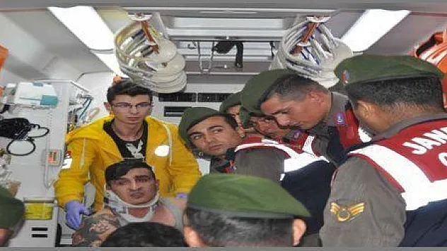 MAHKUMLAR KAVGA ÇIKARIP YATAK YAKTI . 3 KİŞİ DUMANDAN ETKİLENDİ