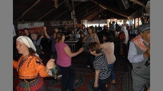 YÖRÜKLER BURS İÇİN KEŞKEK GÜNÜ DÜZENLEDİ