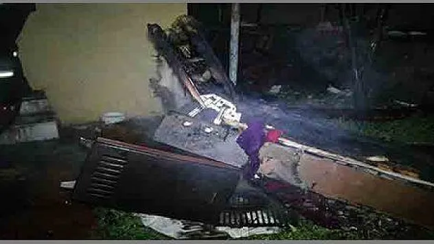 SOBADAN ÇIKAN KIVILCIM EVLE BİRLİKTE KİRACIYI DA YAKIYORDU