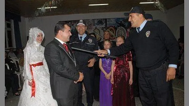 POLİS DÜĞÜNÜ BASTI