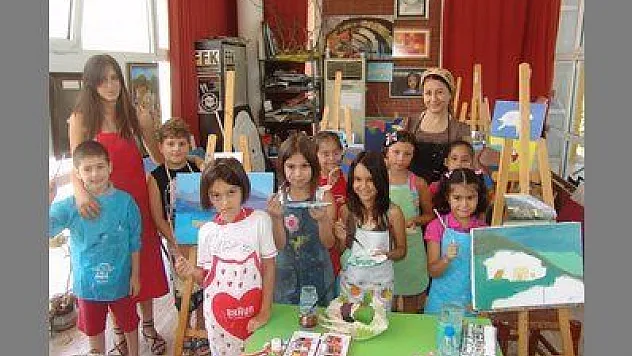 ÇOCUKLAR TATİLİ RESİM YAPARAK DEĞERLENDİRİYOR