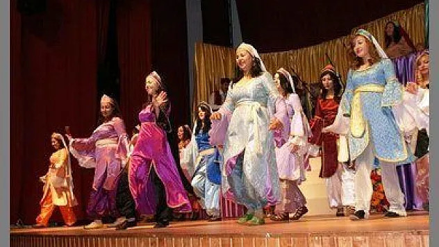 USTA TİYATROCULARA TAŞ ÇIKARTTILAR