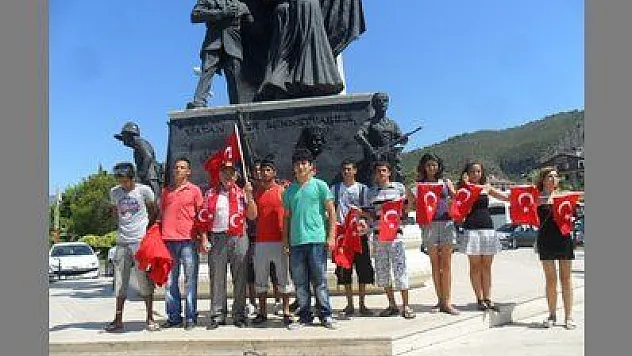 FACEBOOK'TAN BİR ARAYA GELİP TERÖRE LANET MİTİNGİ DÜZENLEDİLER